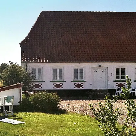 Three-bedroom Holiday In 4 Holiday home *