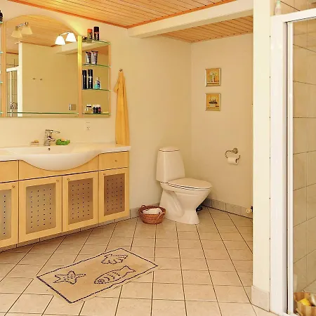 Three-bedroom Holiday In 4 *